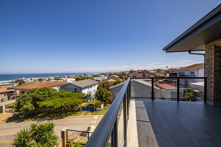 4 Bedroom Property for Sale in Wavecrest Eastern Cape